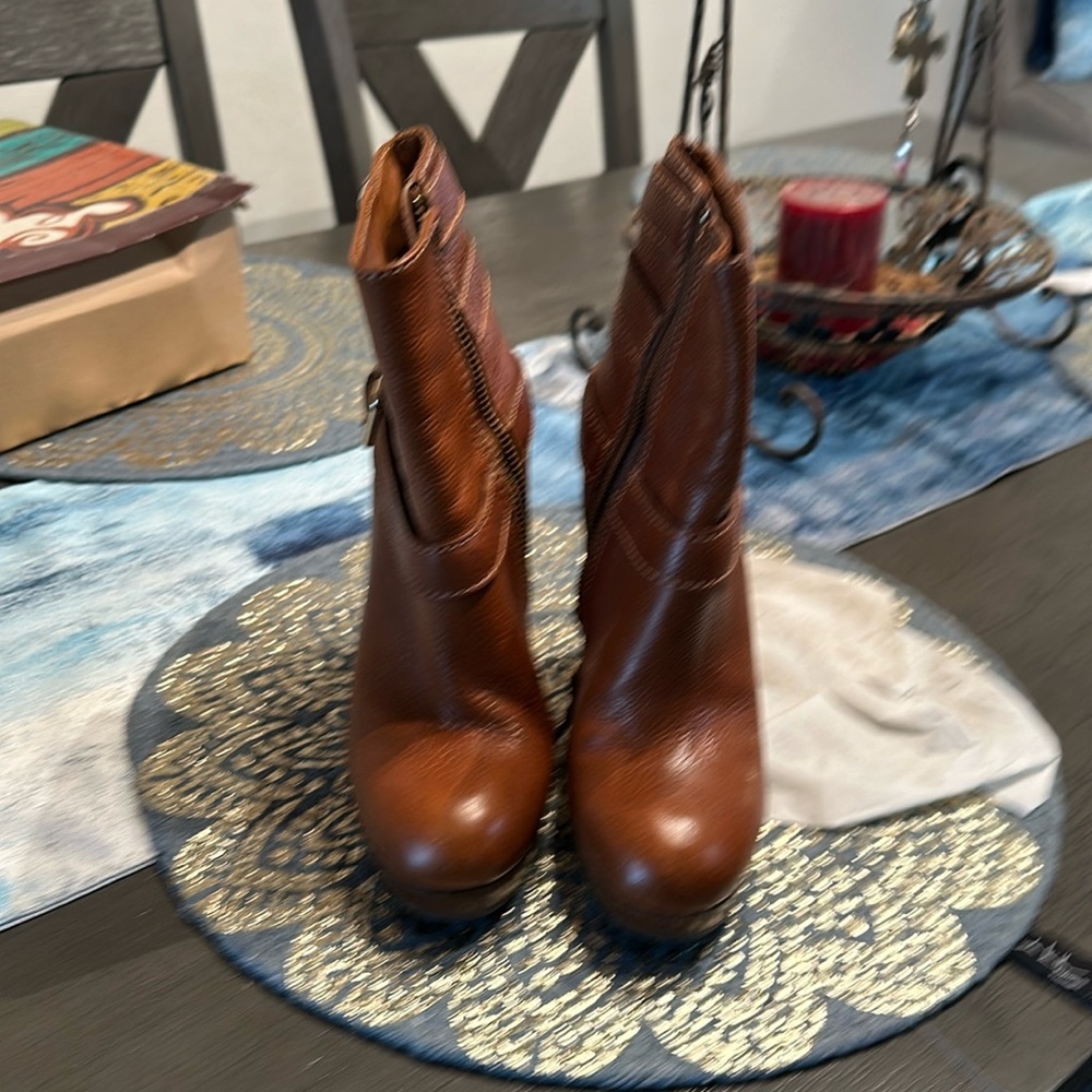 Ankle boot with buckles